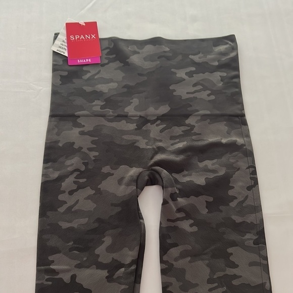 (NWT) SPANX Women’s Lamn Seamless Cropped Leggings in Sage Camo Size: Small - Picture 5 of 13
